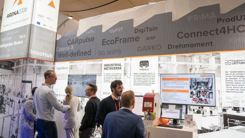 Gespräche am Messestand von ARENA2036